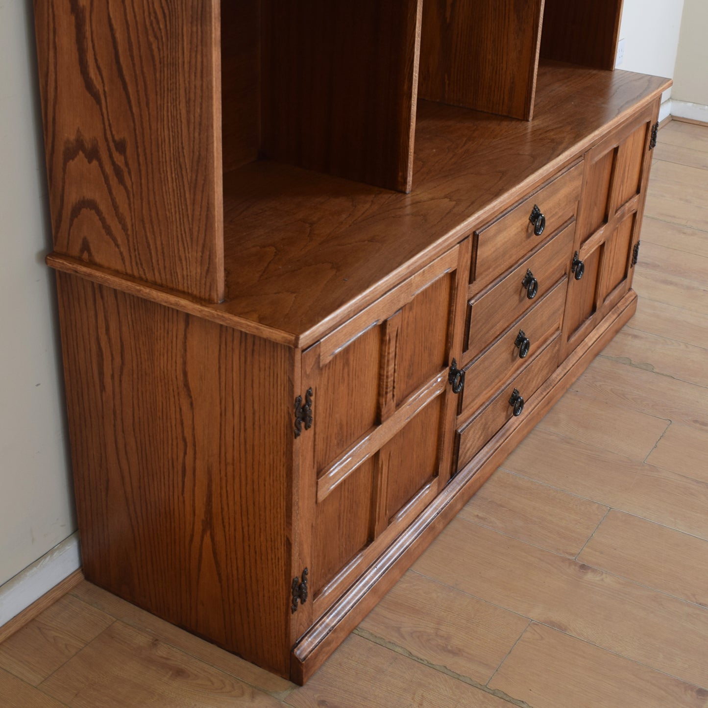 Old Charm Dresser Diplay Unit