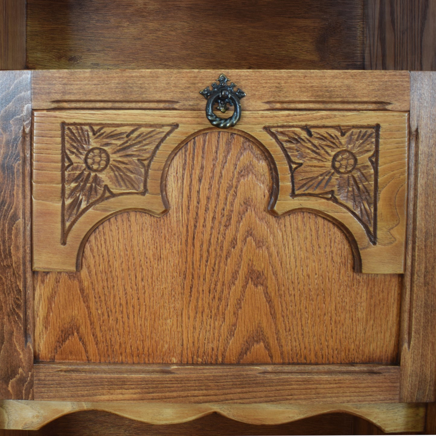 Old Charm Dresser Diplay Unit