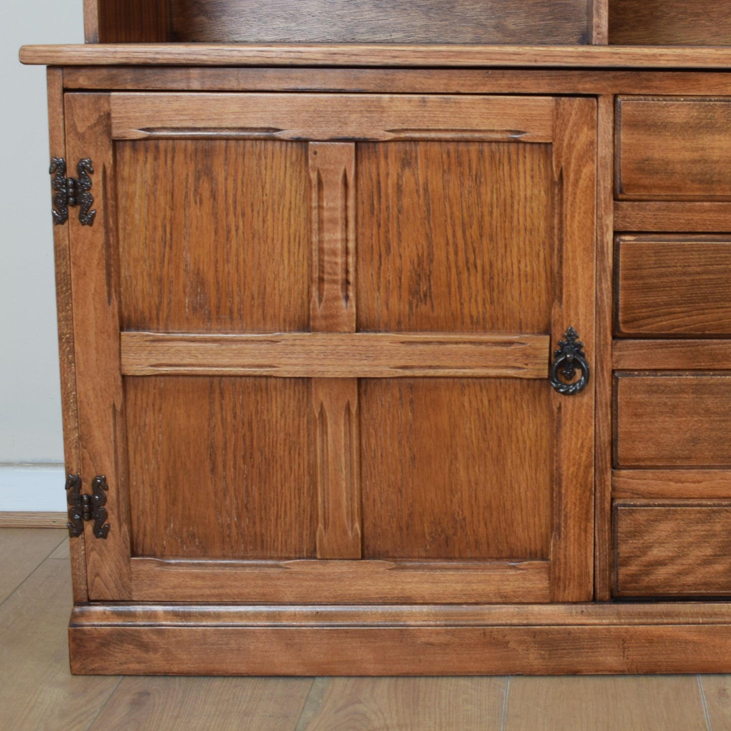 Old Charm Dresser Diplay Unit
