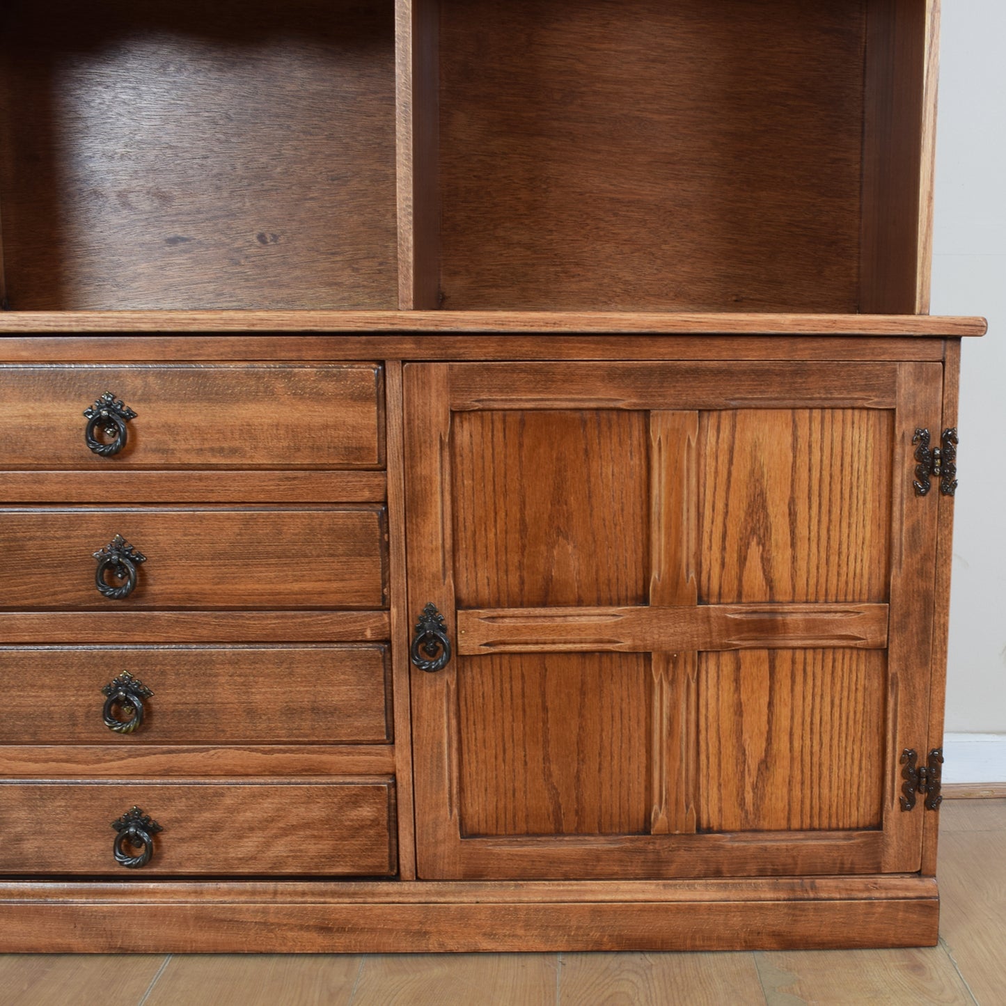 Old Charm Dresser Diplay Unit