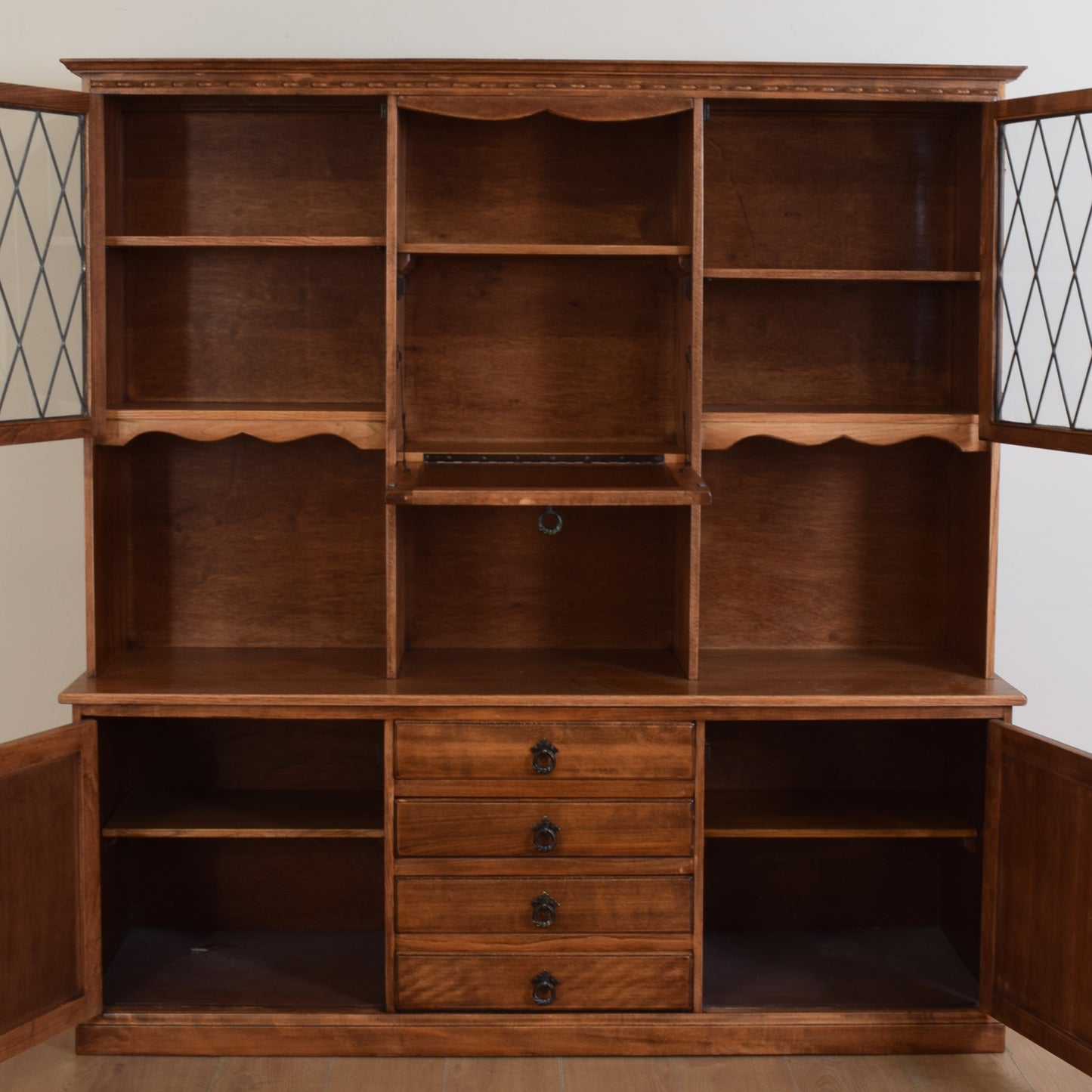 Old Charm Dresser Diplay Unit