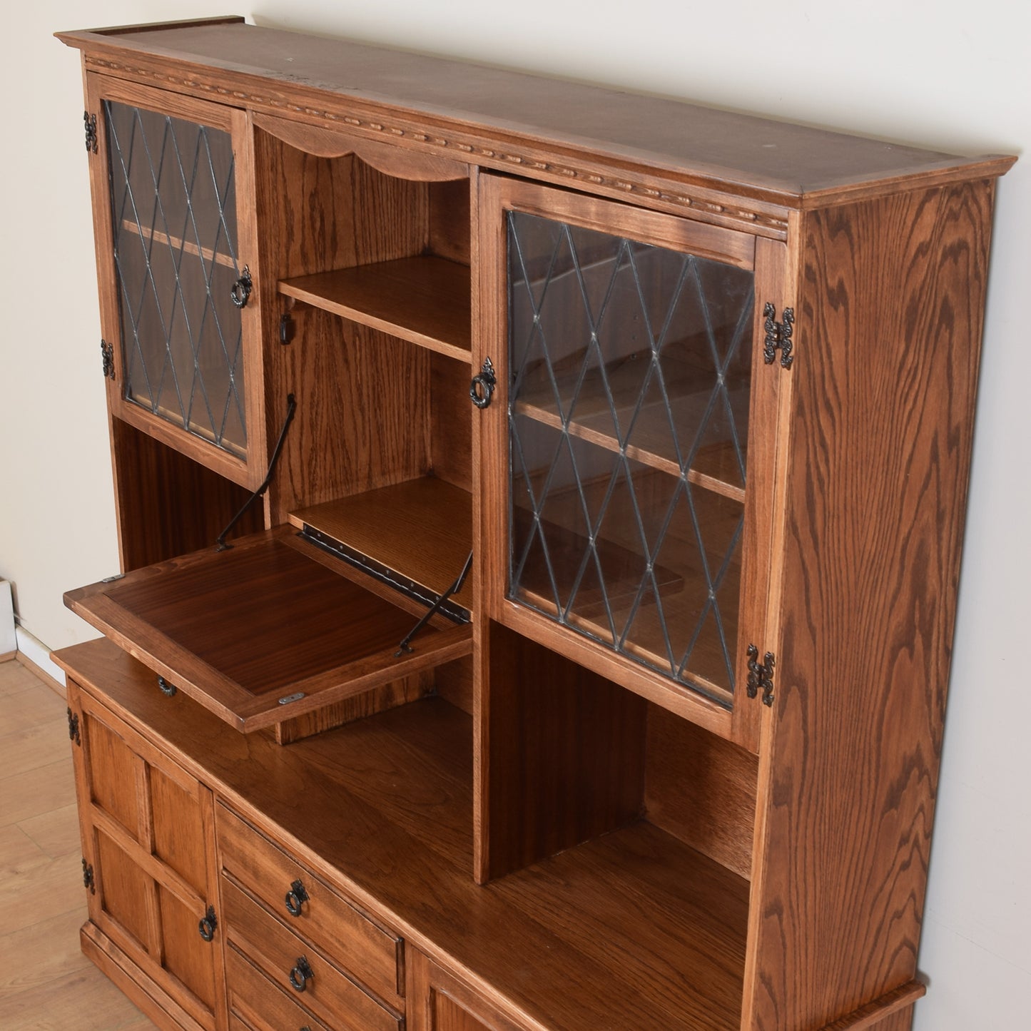 Old Charm Dresser Diplay Unit