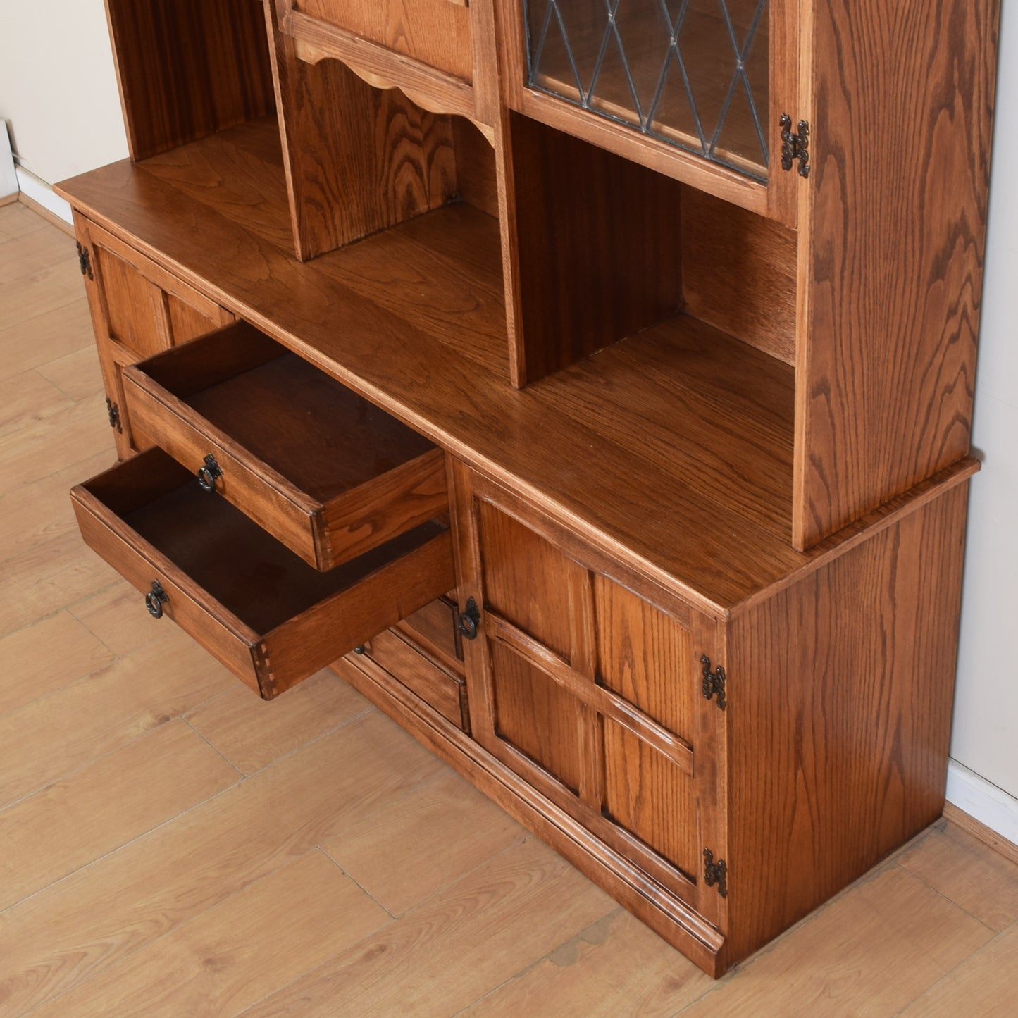 Old Charm Dresser Diplay Unit