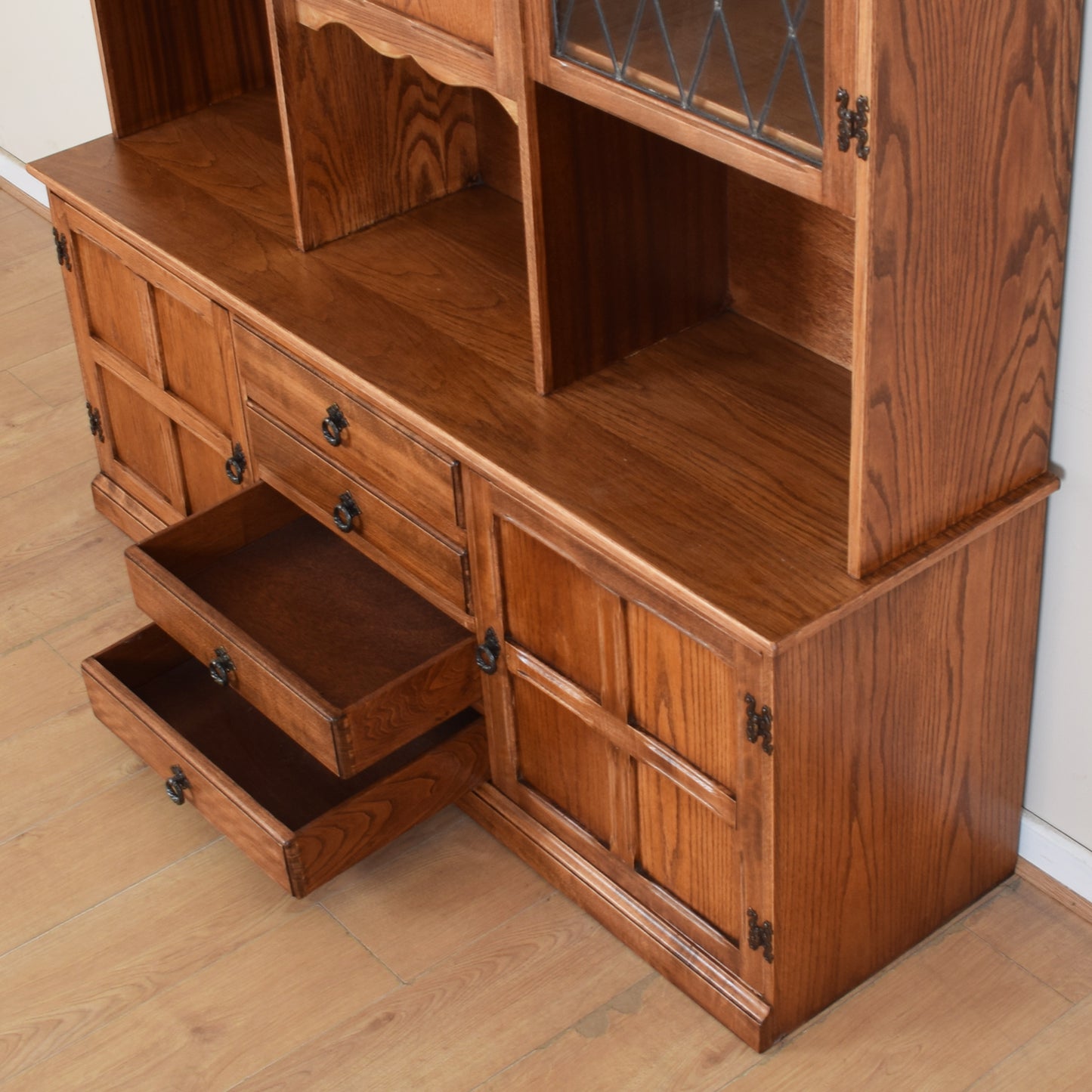 Old Charm Dresser Diplay Unit
