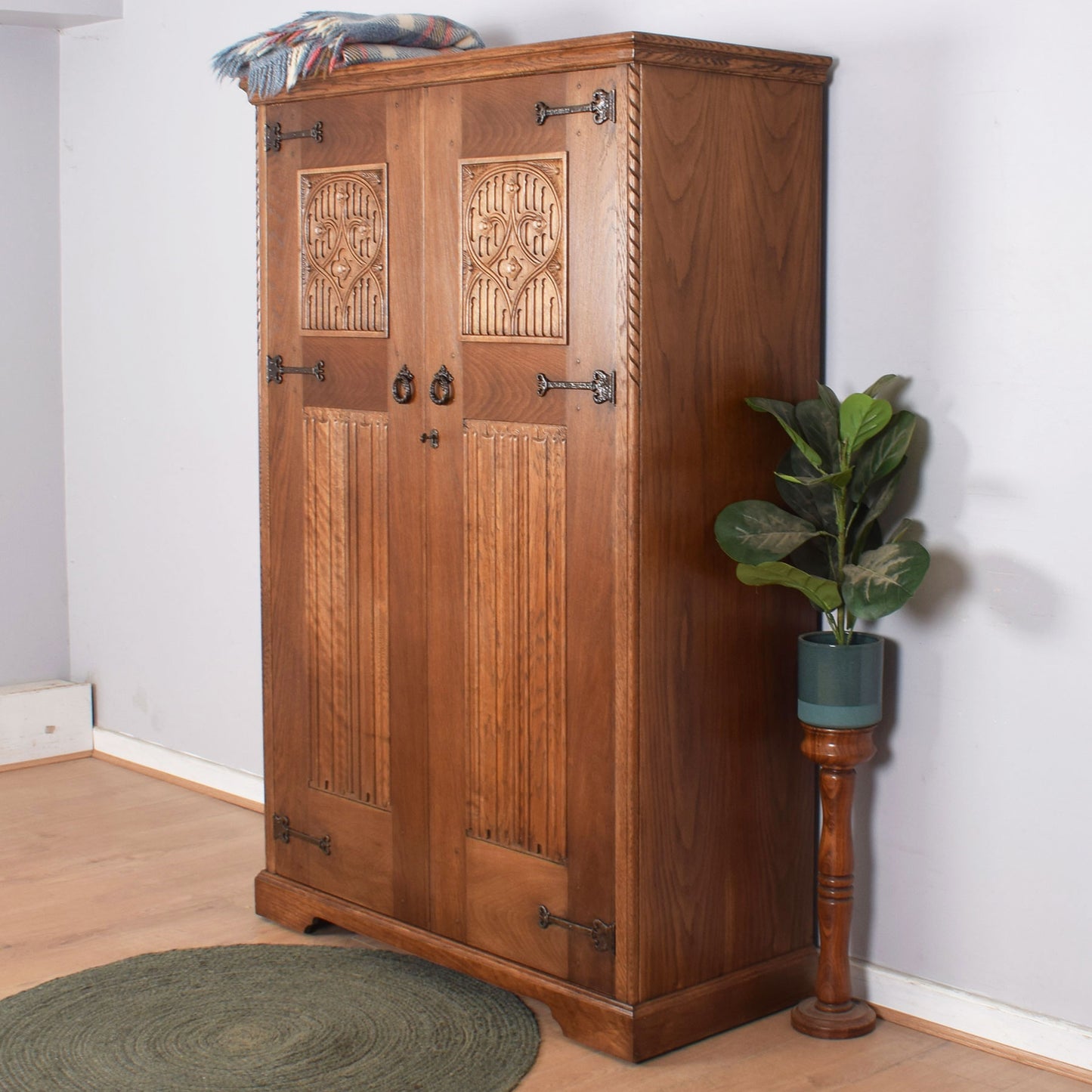 Oak Linenfold Gents Wardrobe