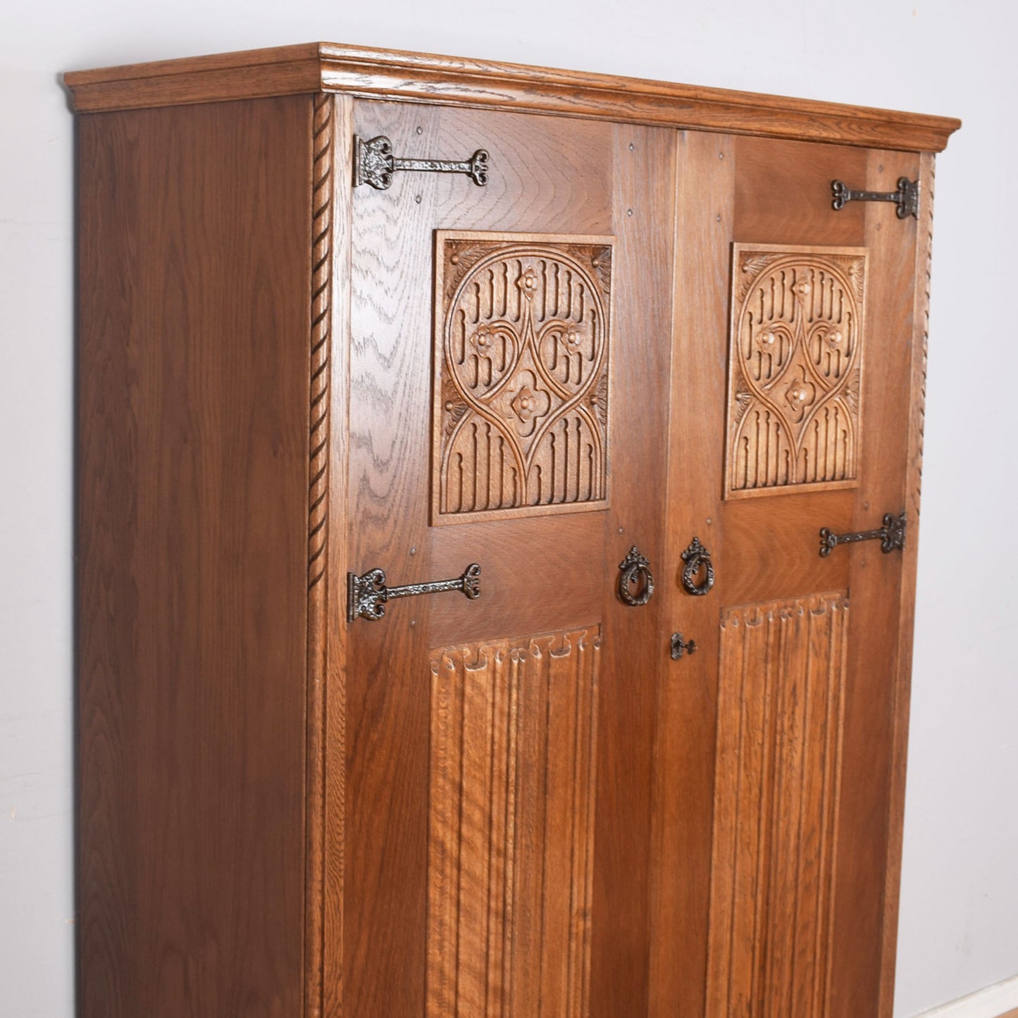 Oak Linenfold Gents Wardrobe