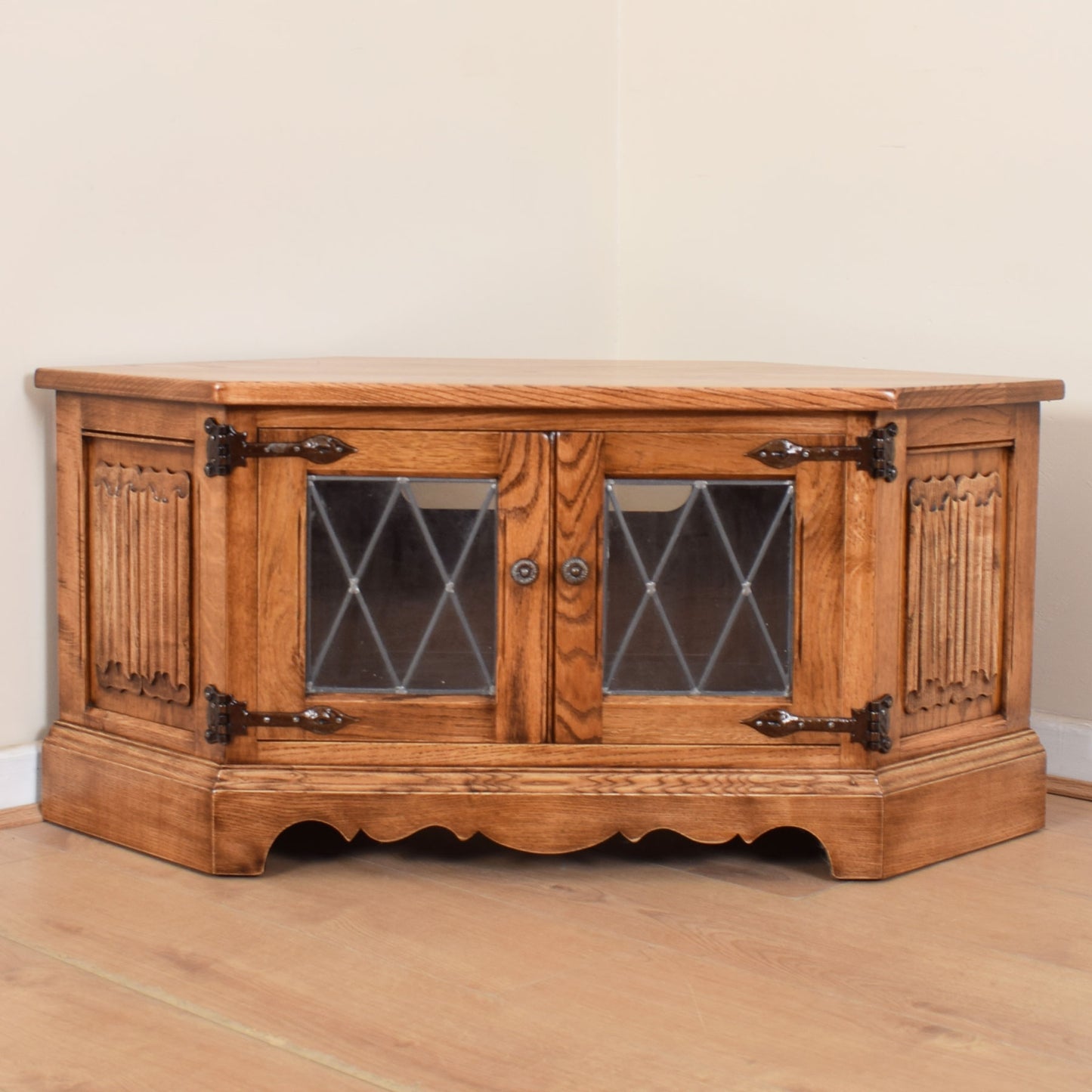 Old Charm TV Corner Unit