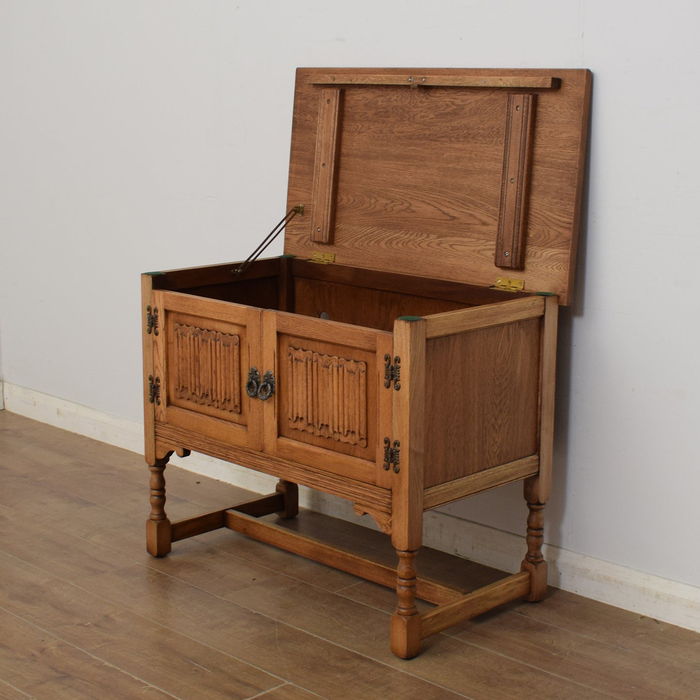 Old Charm Hi-Fi Cabinet