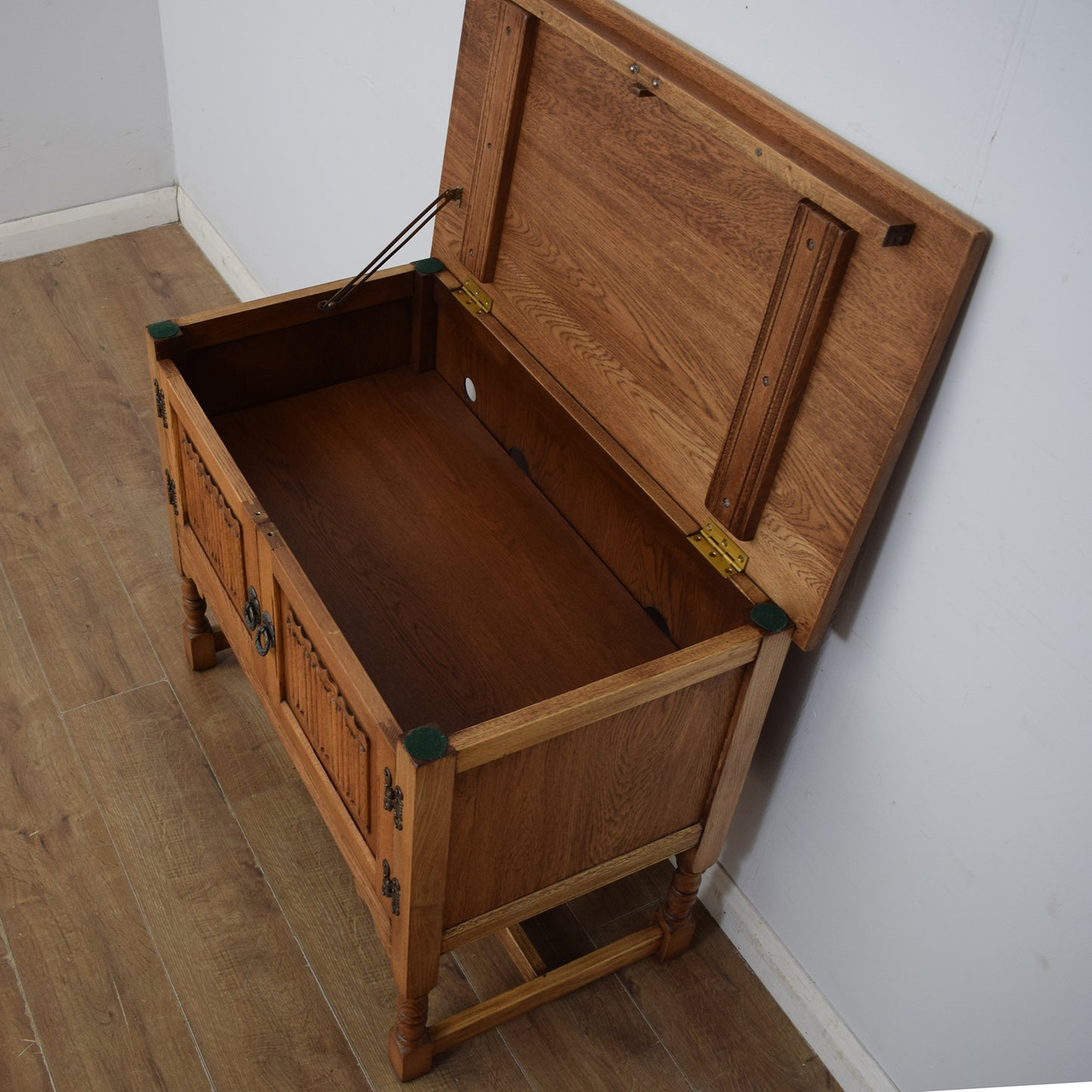 Old Charm Hi-Fi Cabinet