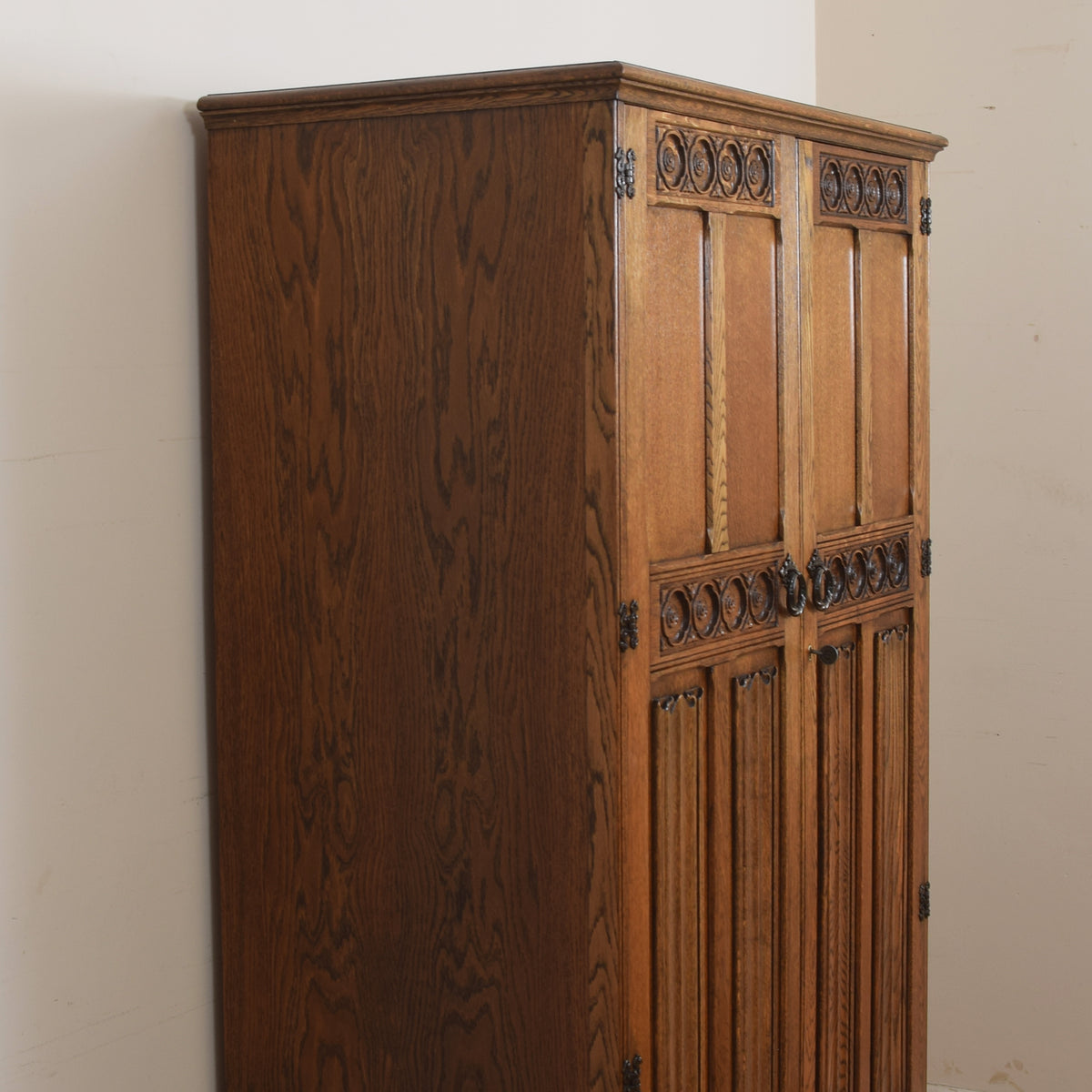 Crown Linenfold Single Wardrobe