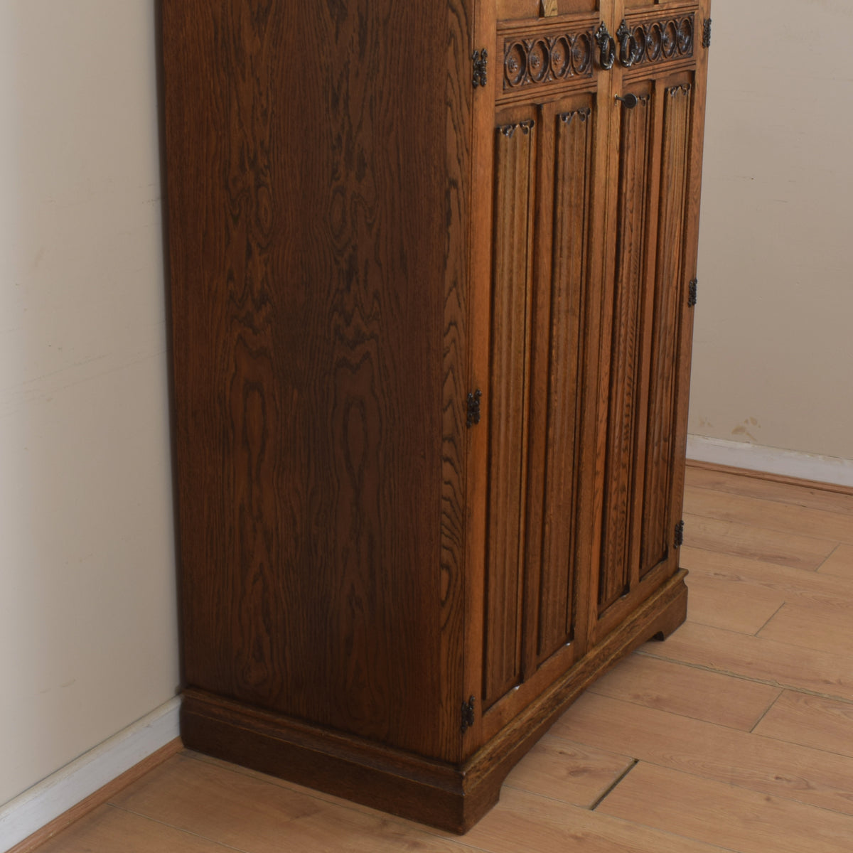 Crown Linenfold Single Wardrobe