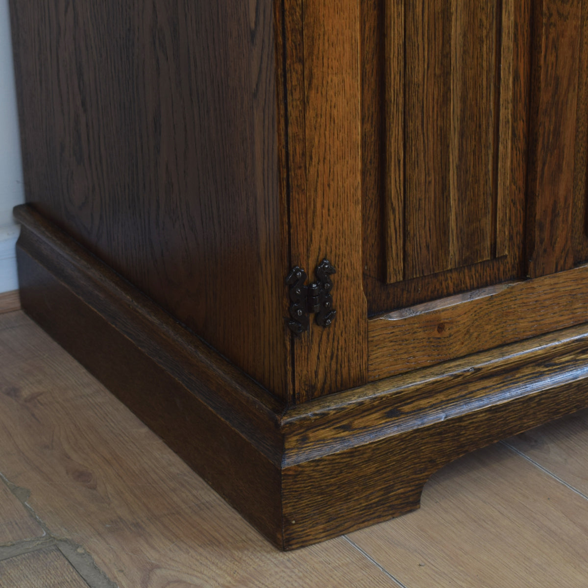 Crown Linenfold Single Wardrobe