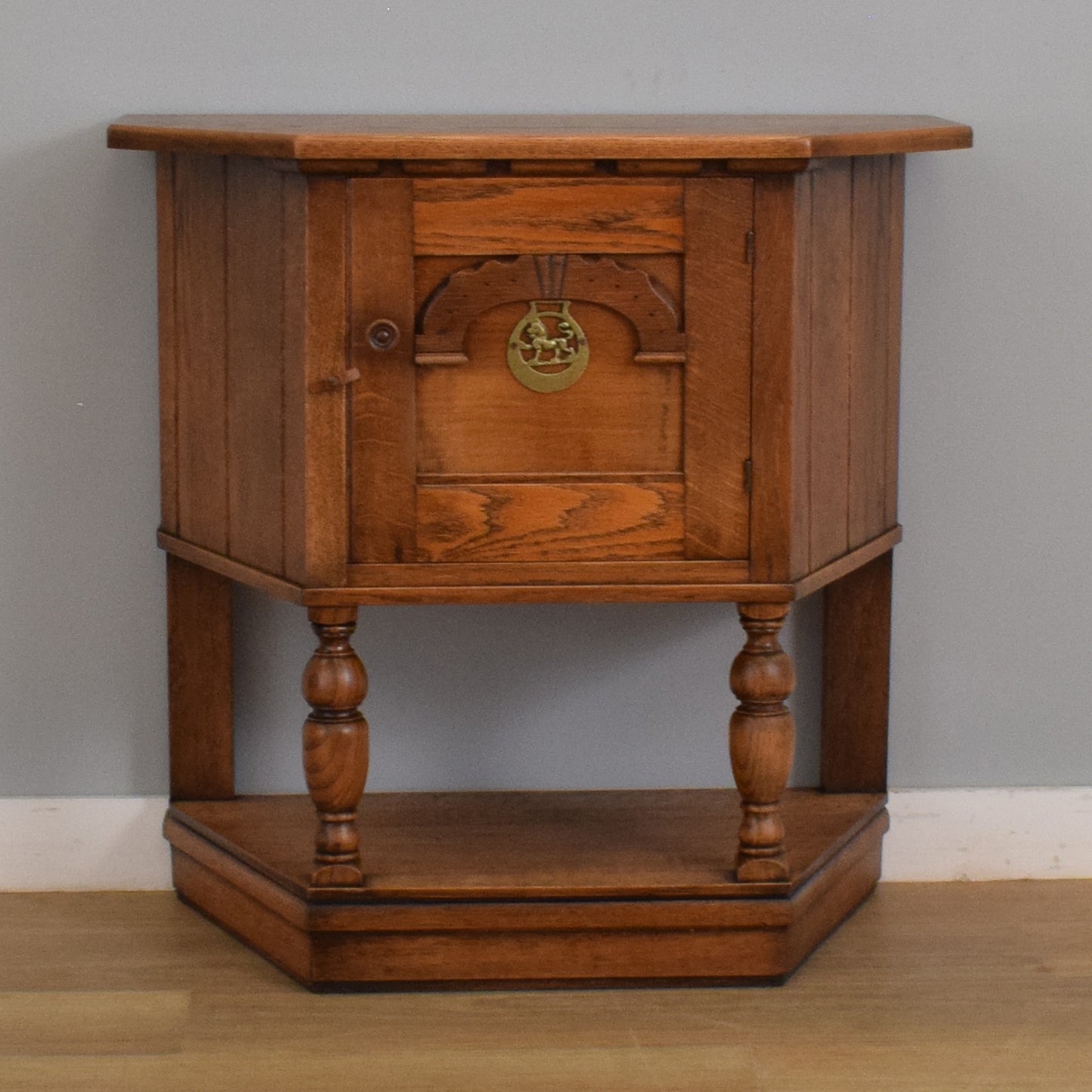 Canted Oak Hall Unit