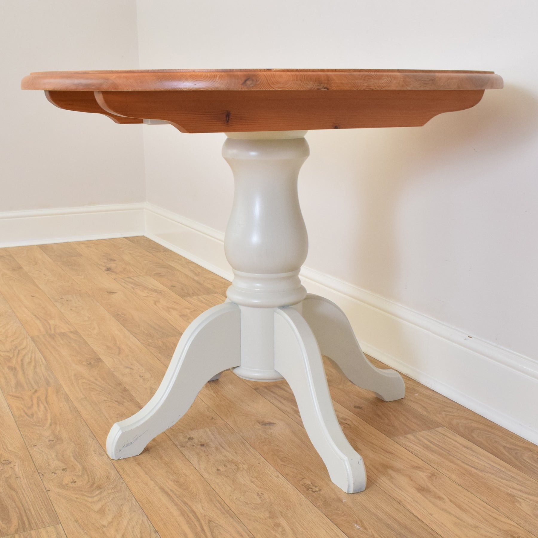 Pine store pedestal table