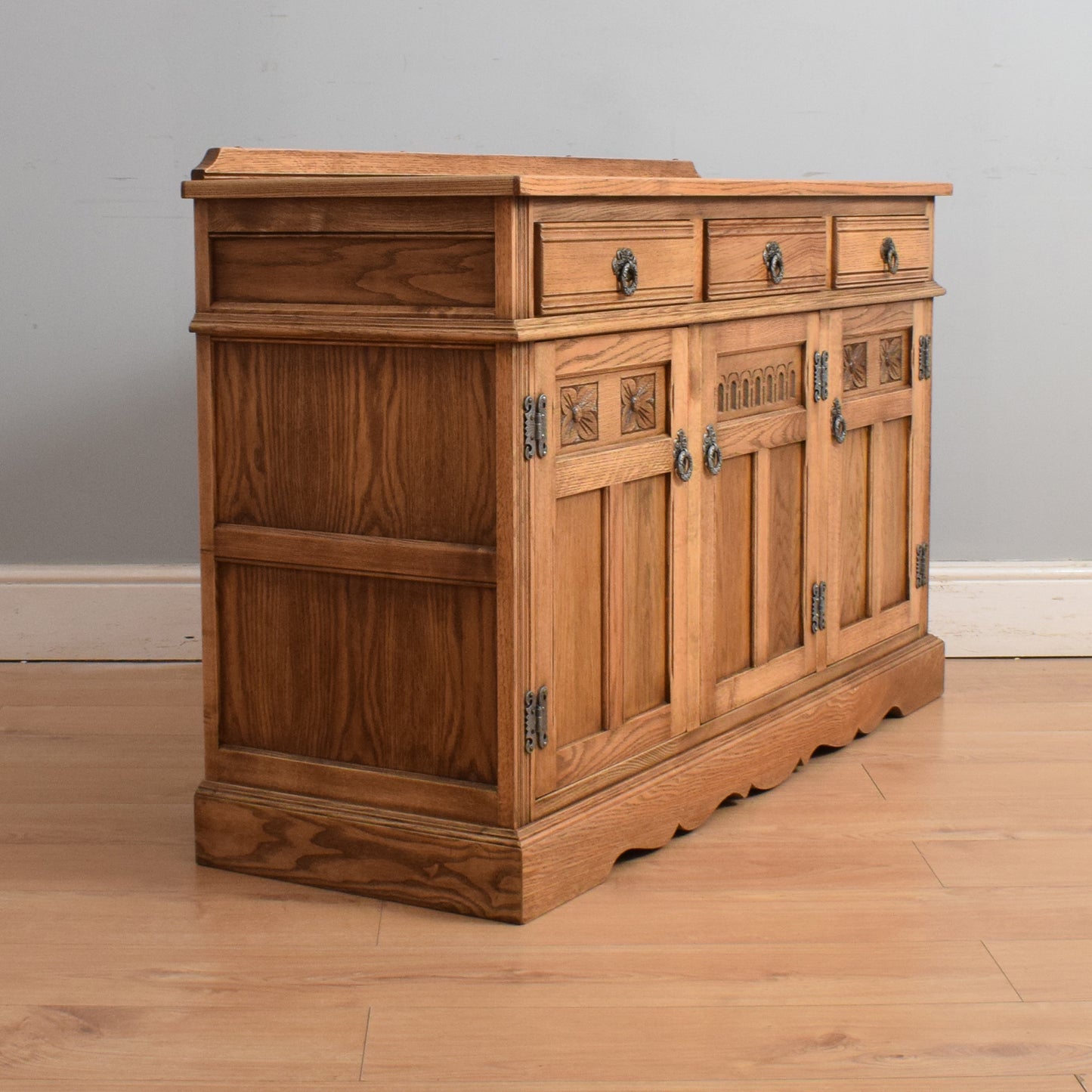 Traditional Old Charm Sideboard