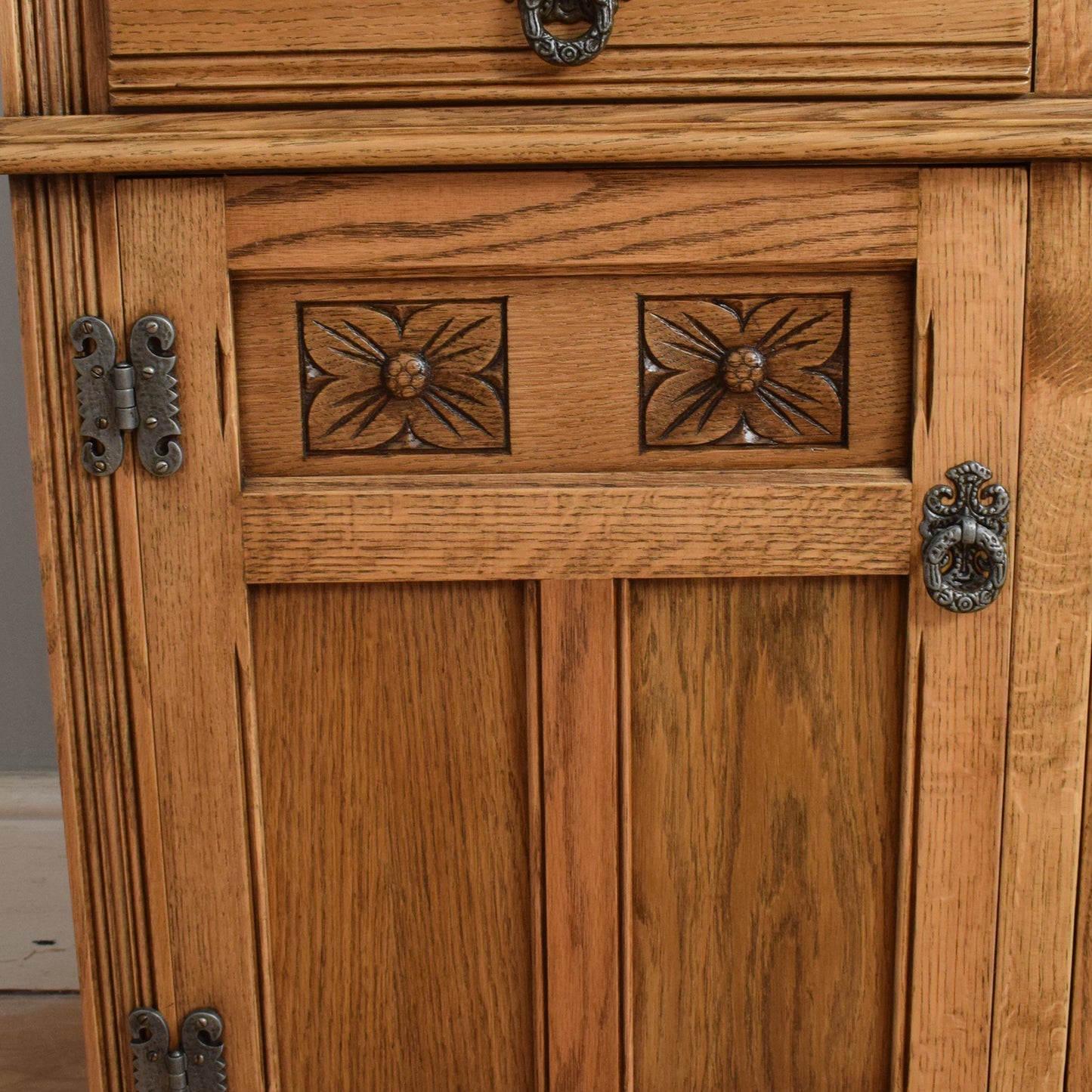 Traditional Old Charm Sideboard