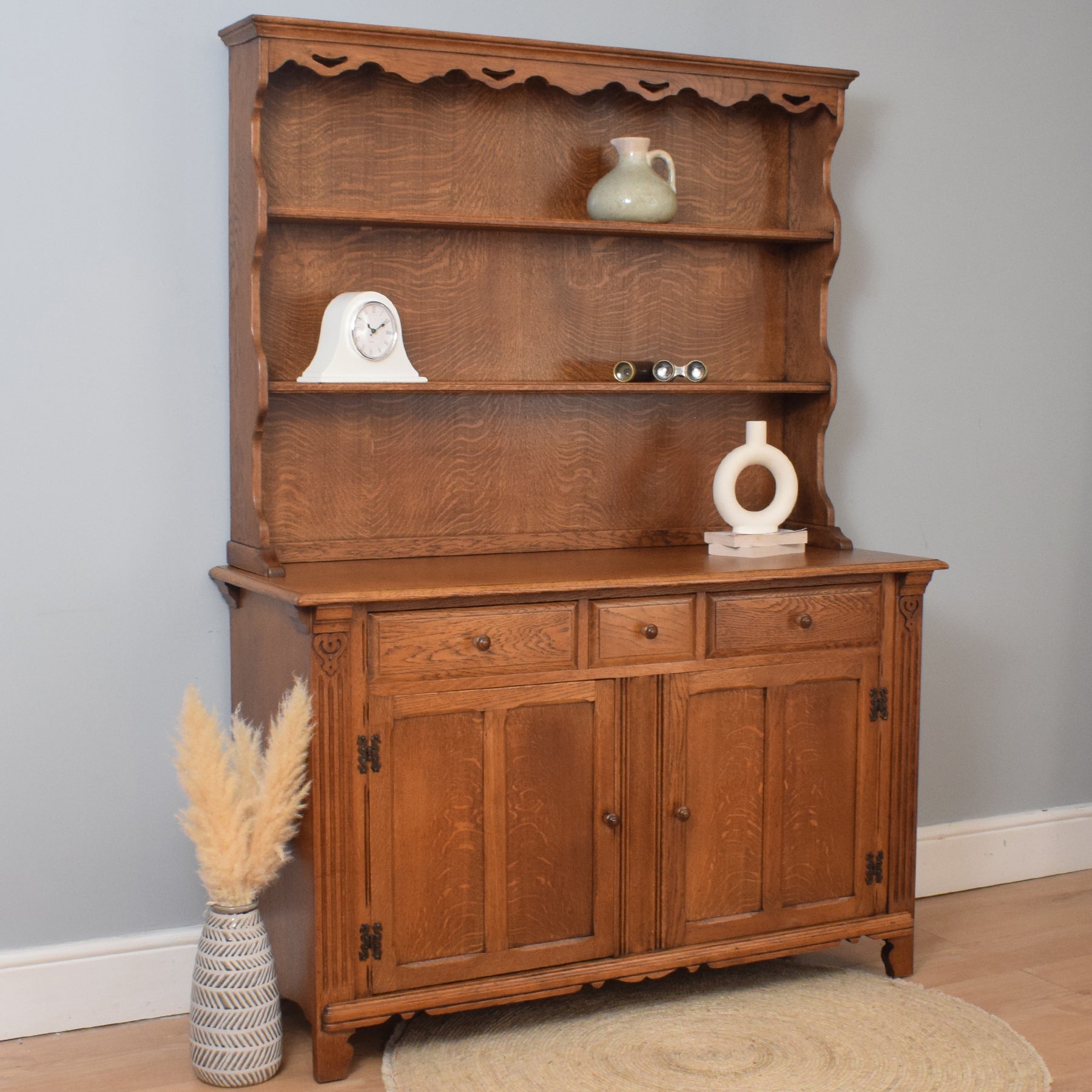 Traditional wood store dresser