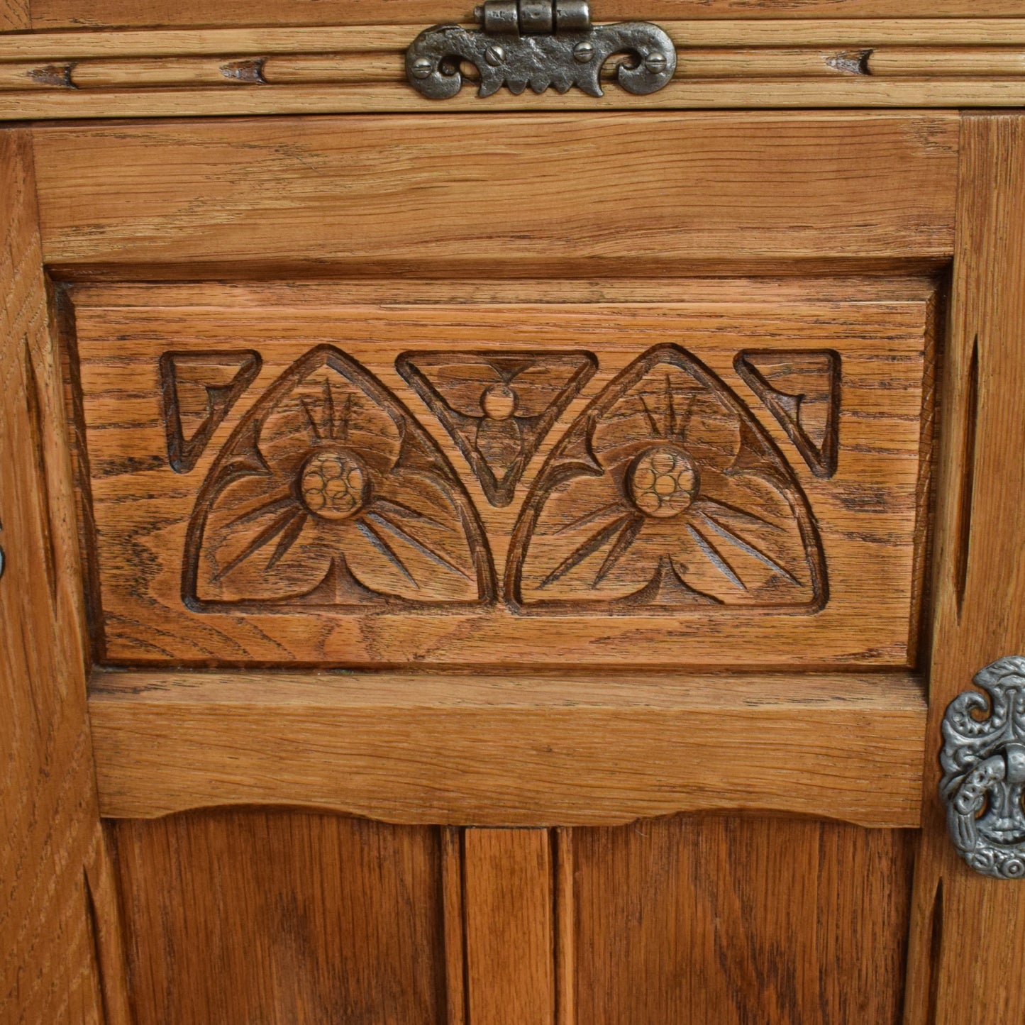 Old Charm Drinks Cabinet