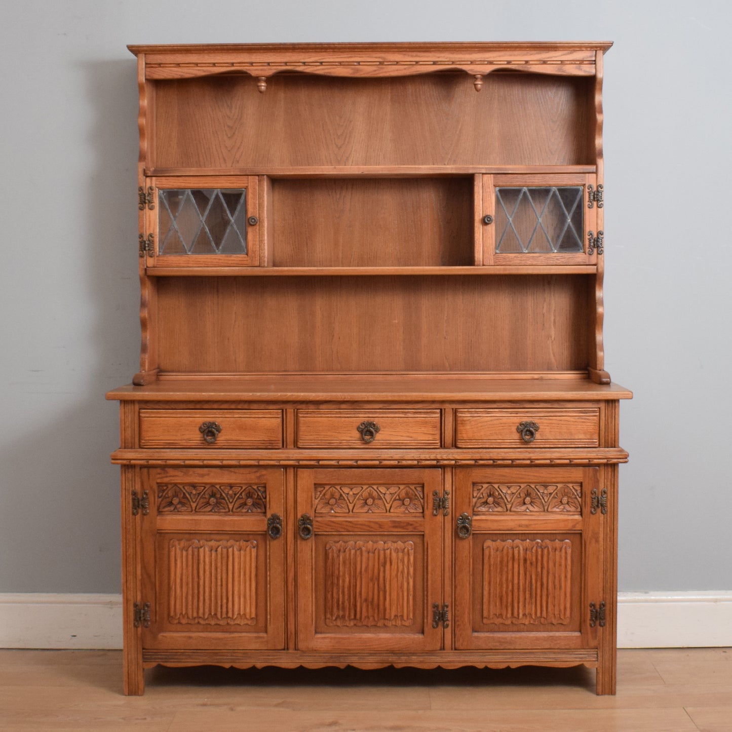 Traditional Old Charm Dresser