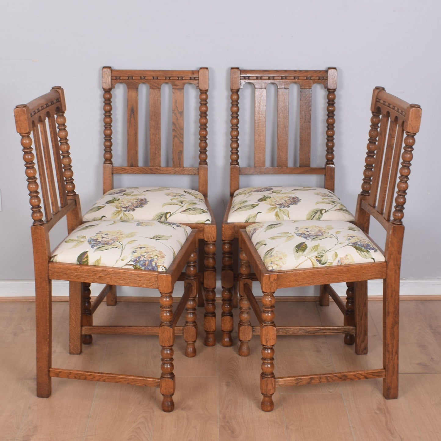 Oak Extentable Dining Table with Six Chairs